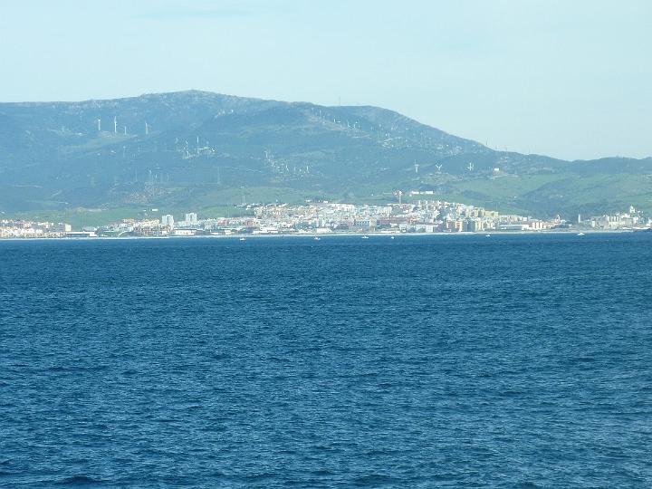 StGibraltar-01.JPG - Die Straße von Gibraltar ist eine Meerenge, die das Mittelmeer mit dem Atlantik verbindet. Sie ist 14 bis 44 km breit und etwa 60 km lang. Sie erreicht eine Tiefe von 300 m bis 900 m unter dem Meeresspiegel.
