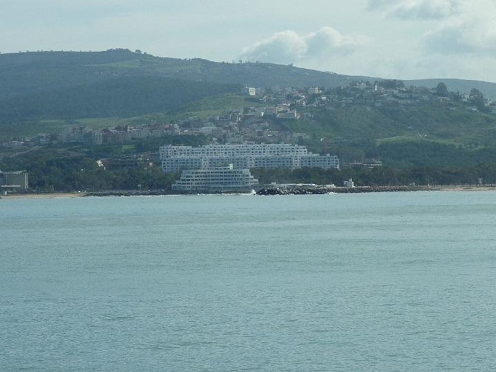 StGibraltar-04.JPG - Da das Mittelmeer ein etwa 1,4 m niedrigeres Niveau gegenüber dem Atlantik hat, strömt das Wasser der Oberfläche ständig ostwärts, während es in der Tiefe eine Gegenströmung gibt.