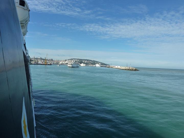 StGibraltar-08.JPG - Seit dem Beitritt Spaniens zur Europäischen Union wurde die Region um Tarifa wegen der Nähe zur marokkanischen Küste verstärkt zum Ziel von Afrikanern, die versuchen, illegal nach Europa zu gelangen.
