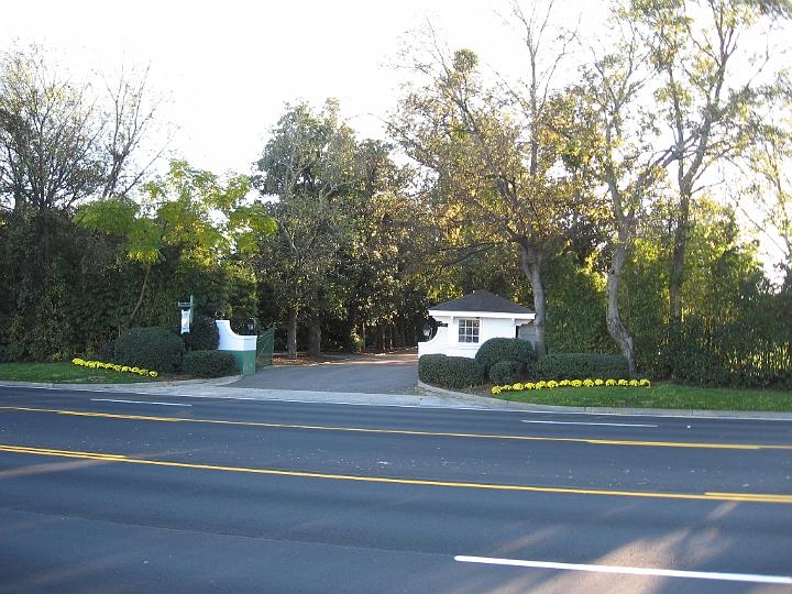 Augusta-07.JPG - Der ausrichtende „Augusta National Golf Club“ ist der wohl elitärste Klub der Welt und weiter als bis zum Einfahrtstor kommt man ohne Einladung nicht.