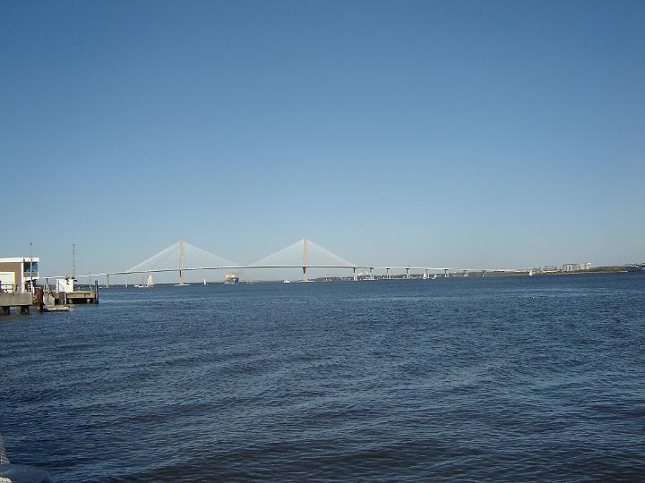 Charleston-02.JPG - Wie Manhattan liegt die historische Innenstadt Charlestons auf einer schmalen Landzunge. Der Ashley River begrenzt sie im Westen, der Cooper River im Osten.