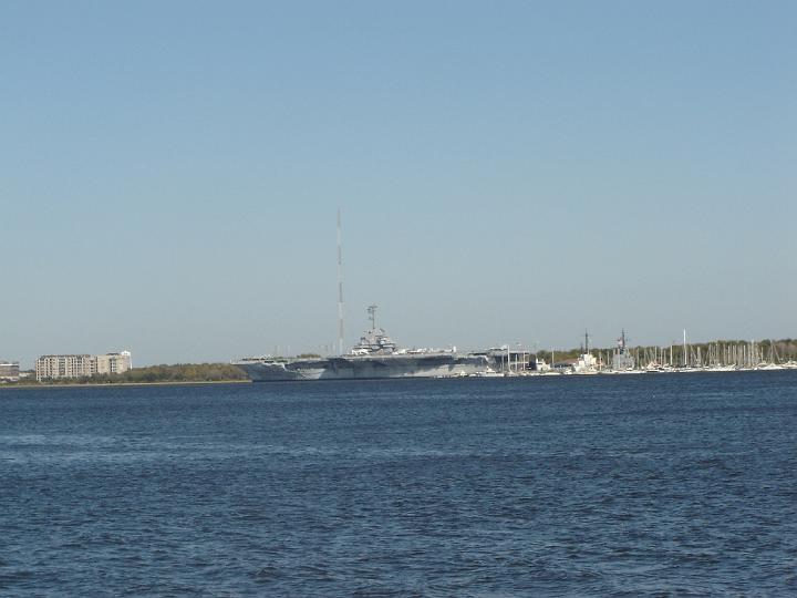 Charleston-03.JPG - Im Hafen befindet sich der Flugzeugträger Yorktown, 271 Meter lang mit Platz für 90 Flugzeuge. Erstmals wurde er im Zweiten Weltkrieg in Asien eingesetzt.