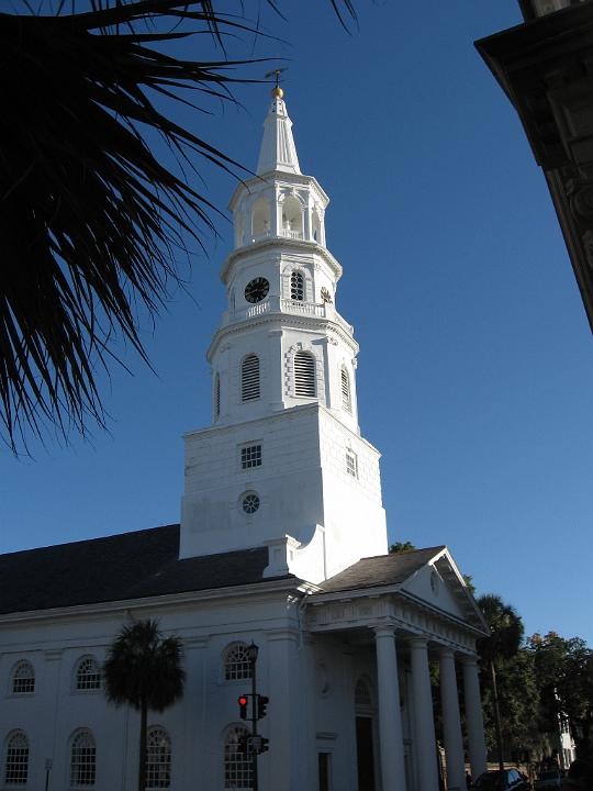 Charleston-17.JPG - Sorgfältig gepflegte Häuser, Kirchen und Gebäude entlang von Bäumen beschatteter Straßen sind heute ein Zeugnis für Charlestons berühmte Vergangenheit im historischen Stadtkern.
