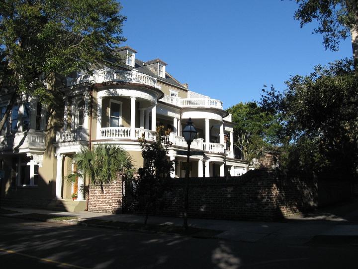 Charleston-22.JPG - Der Hauptteil der Stadt befindet sich nördlich der Calhoun Street. Hier sind auch die Villenviertel, in denen die Weißen wohnten.