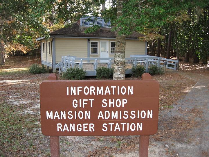 Hampton-02.JPG - Beim Parkplatz befindet sich die Ranger Station, wo man weitere Information über diePlantage erhält oder auch eine Führung buchen kann. 