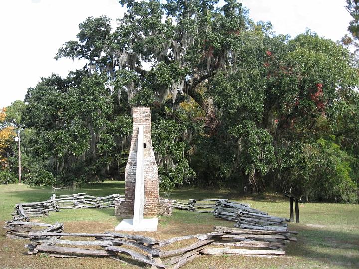 Hampton-03.JPG - Die Einfahrt ist eintrittsfrei, was bei den Plantagen nicht alltäglich ist. Überall stehen Spanish Moss Bäume.