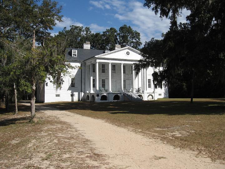 Hampton-05.JPG - Das Haupthaus ist aus dem Jahr 1750 und steht inmitten einer Lichtung umgeben von altemEichbaumbestand.