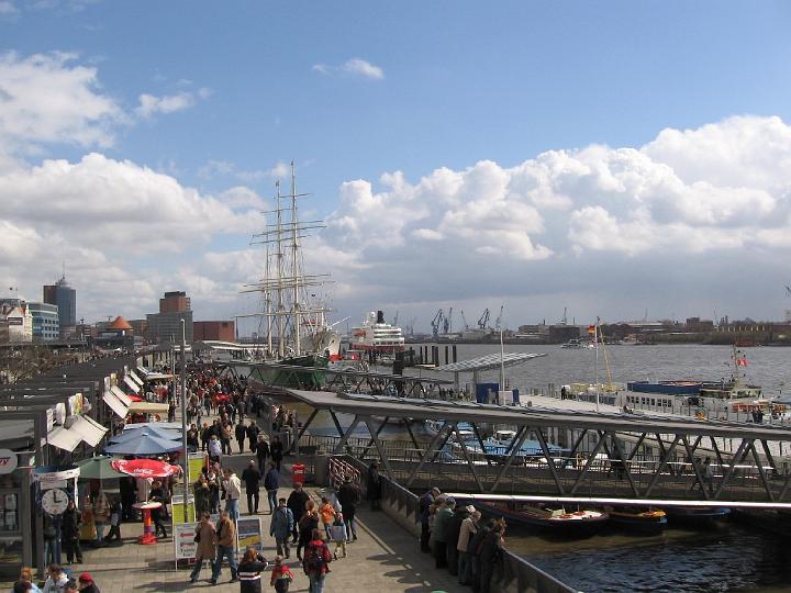 Landungsbruecken-02.JPG - Bei den Landungsbrücken handelt es sich um einen zentral gelegenen Verkehrsknotenpunkt von S-Bahn, U-Bahn und Schiffen und um eine Touristenattraktion am Hamburger Hafen.