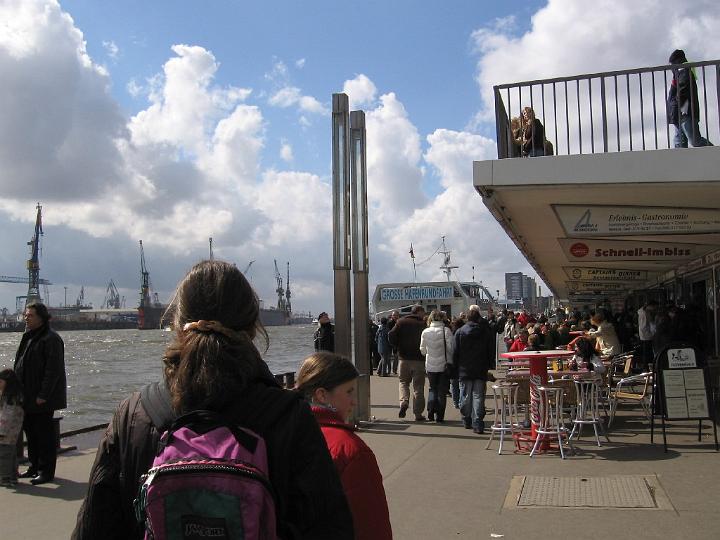 Landungsbruecken-03.JPG - Direkt am westlichen Ende der Landungsbrücken gelegen, befindet sich der Eingang des alten Elbtunnels. Den östlichen Abschluss des Gebäudekomplexes bildet der Pegelturm.