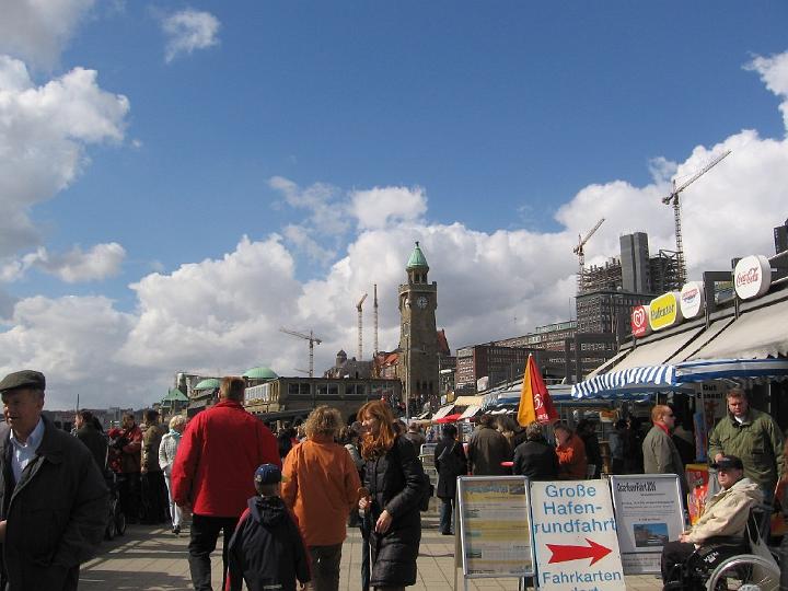 Landungsbruecken-04.JPG - In seiner zweiten Funktion ist der Pegelturm auch Uhr- und Glockenturm. Das Zifferblatt ist weithin sichtbar. Die Glocke erklingt zu den vollen und halben Stunden.