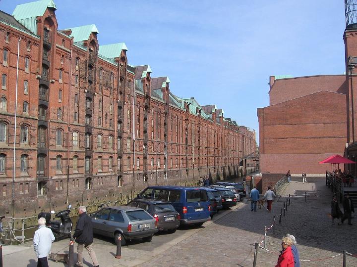 Speicherstadt-01.JPG - Die Speicherstadt in Hamburg ist der größte auf Eichenpfählen gegründete Lagerhauskomplex der Welt und steht seit 1991 unter Denkmalschutz.