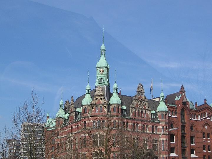 Speicherstadt-02.JPG - Sie wurde ab 1883 als Teilstück des Hamburger Freihafens erbaut, der erste Abschnitt war 1888 fertiggestellt. Die Bauleitung hatte der Oberingenieur der Hamburger Baudeputation Franz Andreas Meyer.