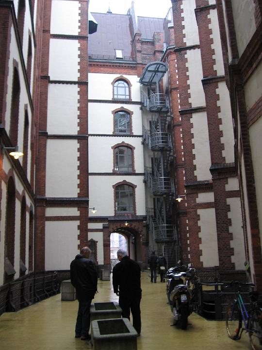Speicherstadt-05.JPG - Der Bau einer Speicherstadt wurde notwendig nach dem Zollanschlussabkommen von 1881 zwischen Hamburg und dem Deutschen Reich, um die Aufnahme der Stadt in den Deutschen Zollverein zu ermöglichen.