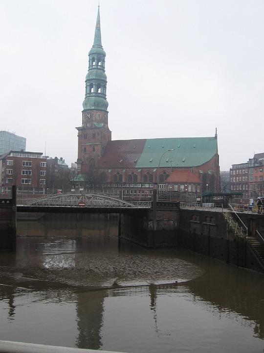 Speicherstadt-06.JPG - Baubeginn der Speicherstadt war 1883. Dabei wurden zunächst die ab dem 16. Jahrhundert auf den Elbinseln Kehrwieder und Wandrahm gewachsenen Wohnviertel abgerissen.