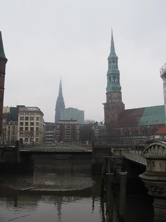 Speicherstadt-07.JPG - Etwa 20.000 Menschen wurden zwangsumgesiedelt. 1.100 Häuser wurden niedergelegt. 1888 fand die Einweihung der Speicherstadt mit feierlicher Schlusssteinlegung durch Kaiser Wilhelm II. statt. 