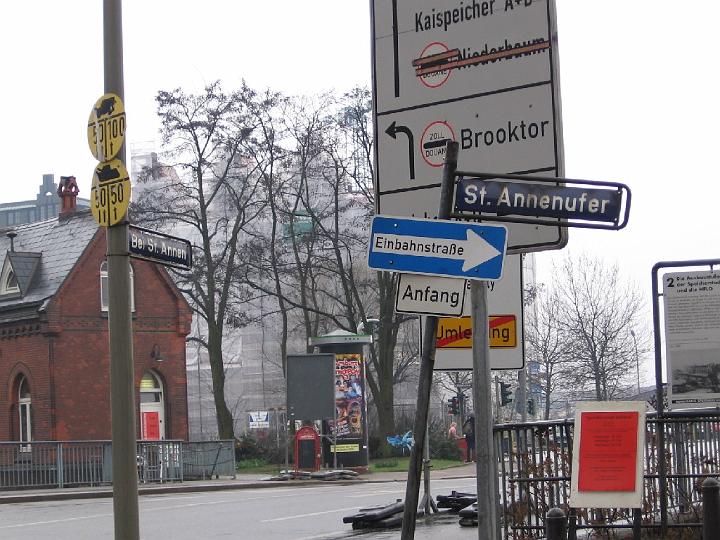Speicherstadt-09.JPG - Im Zweiten Weltkrieg wurde durch alliierte Bombenangriffe etwa die Hälfte der Bausubstanz zerstört. Der in weiten Teilen originalgetreue Wiederaufbau nach dem Krieg war 1967 abgeschlossen.