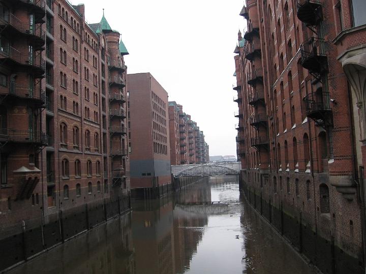 Speicherstadt-10.JPG - Die Lagerhäuser in neugotischer Backsteinarchitektur haben jeweils auf der einen Seite Anbindung ans Wasser und auf der anderen Seite an die Straße.