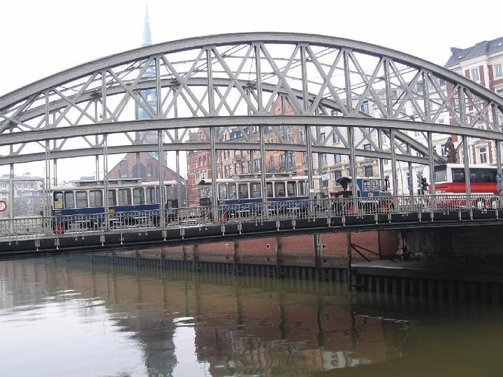 Speicherstadt-12.JPG - In den Lagerhäusern, die meistens unbeheizt waren und Holzfußboden hatten, herrschten relativ gleichmäßige klimatische Lagerbedingungen.