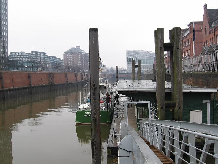 Speicherstadt-13.JPG - Heute beträgt die Nutzfläche der Speicherstadt etwa 630.000 Quadratmeter und beherbergt neben zahlreichen Teppichhändlern und Agenturen diverse Museen.