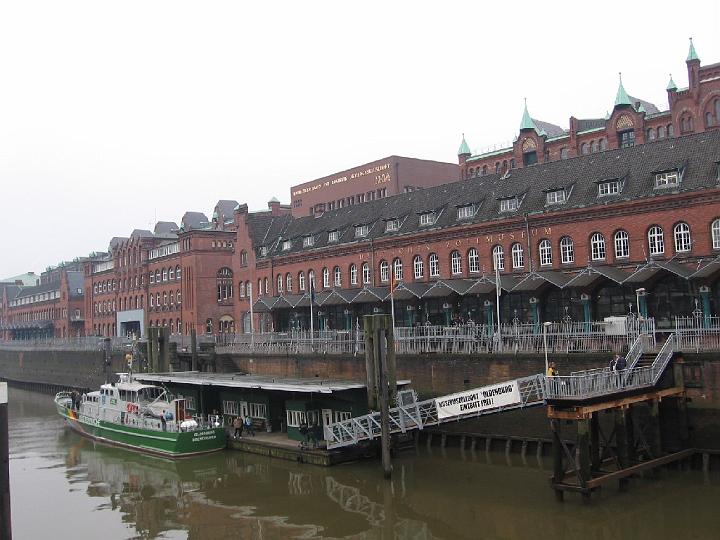 Speicherstadt-14.JPG - Durch die Fleete weist die Speicherstadt mit 20 Brücken einen hohen Anteil an verschiedenartigen Überführungen auf, von denen 14 unter Denkmalschutz stehen