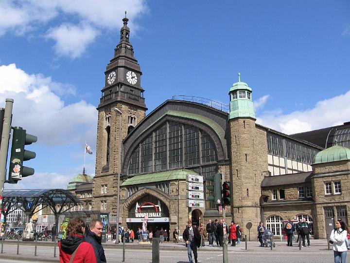Hamburg-01.JPG - Die Freie Hansestadt Hamburg ist als Stadtstaat ein Bundesland der Bundesrepublik Deutschland und mit knapp 1,8 Millionen Einwohnern die zweitgrößte Stadt Deutschlands.
