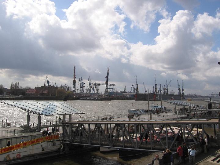 Hamburg-02.JPG - Nach der ersten urkundlichen Erwähnung im 7. Jahrhundert war Hamburg einer der Geburtsorte der Hanse, durch seinen Vertrag mit Lübeck im Jahr 1241.