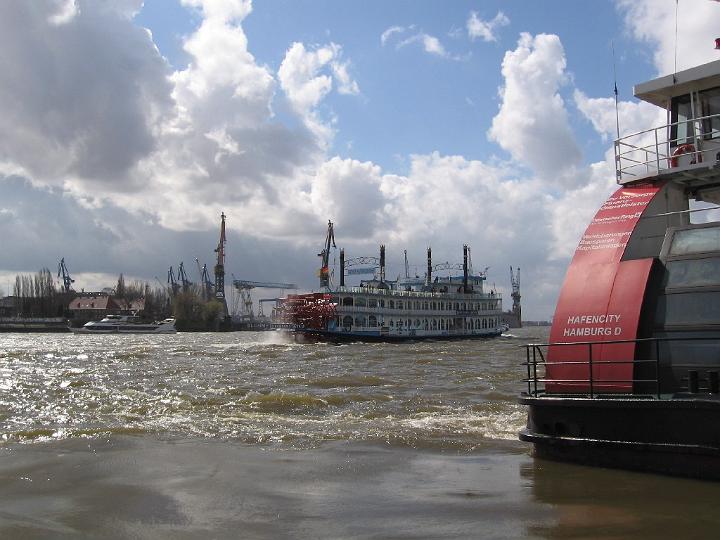Hamburg-03.JPG - Hamburg ist bedeutender Industrie- und Handelsstandort. Die wirtschaftliche Bedeutung der Stadt zeigt sich an der Stellung des Hafens, als der zweitgrößte in Europa und achtgrößte weltweit.