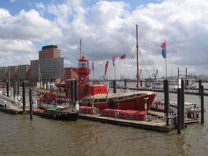 Hamburg-08.JPG - Hamburg grenzt im Norden an Schleswig-Holstein und im Süden an Niedersachsen. Die Stadt ist nach Berlin sowohl von ihrer Einwohnerzahl wie auch von ihrer Fläche her die zweitgrößte Stadt Deutschlands.