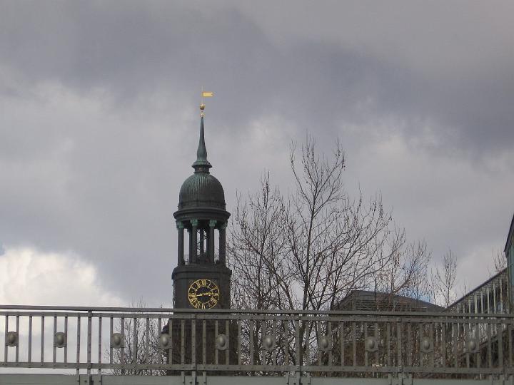 Hamburg-09.JPG - Aufgrund der maritimen Einflüsse ist das Klima milder als im östlichen Hinterland. Der wärmste Monat ist der Juli mit durchschnittlich 17,4 °C, der kälteste der Januar mit 1,3 °C.