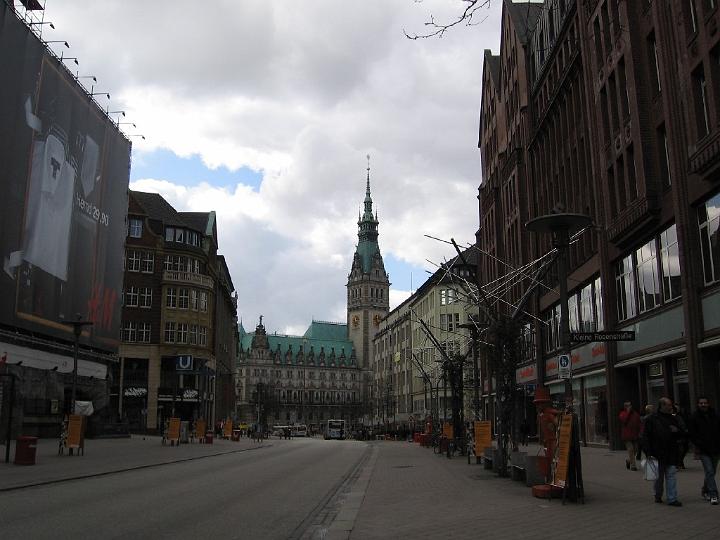 Hamburg-11.JPG - Maßgeblich durch das von Kaiser Friedrich I. Barbarossa 1189 verliehene Hafenrecht an diese Siedlung und die Handelsprivilegien für die ganze Unterelbe entwickelte sich die Stadt im Mittelalter zu einem florierenden Handelszentrum.