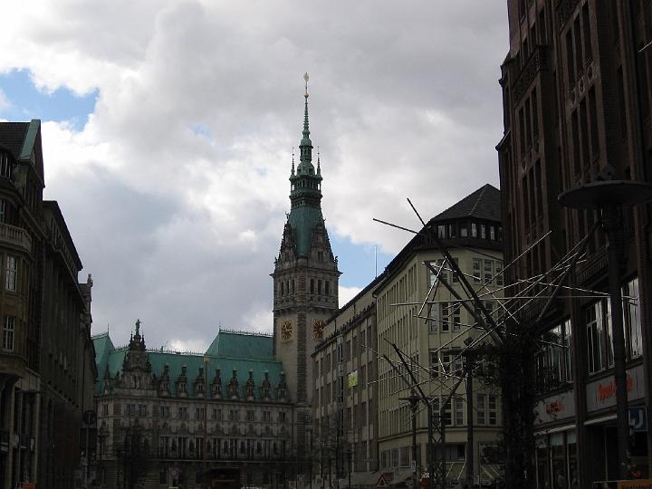 Hamburg-12.JPG - Im 14. Jahrhundert entwickelte sich Hamburg als eines der ersten Mitglieder des Kaufmannsbundes Hanse zum wichtigsten deutschen Umschlag- und Stapelplatz zwischen Nord- und Ostsee.
