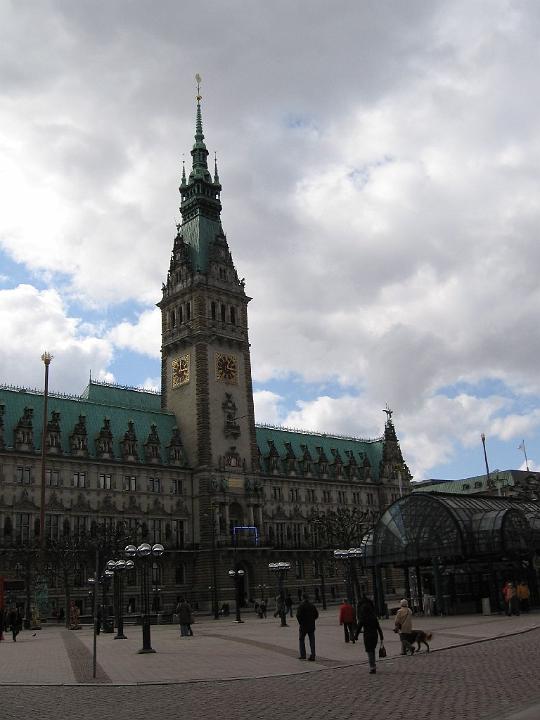 Hamburg-14.JPG - Das 1897 fertig gestellte Rathaus hat mit seinen 647, teils prunkvoll ausgestalteten, Sälen und Zimmern schlossartige Dimensionen. An seiner Rückseite befinden sich die Hamburger Börse sowie die Handelskammer Hamburg.