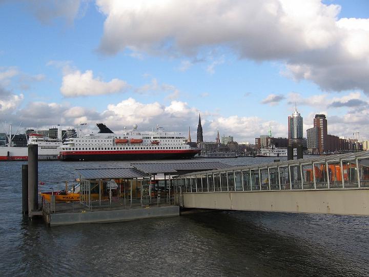 Hamburg-16.JPG - Hamburgs Politik war immer auf größtmögliche Freiheit ihres Handels und politische Unabhängigkeit ausgerichtet. Auch heute noch ist Hamburg als Stadtstaat weitgehend selbstständig und bietet dem Handel mit seinem Freihafen gute Voraussetzungen.