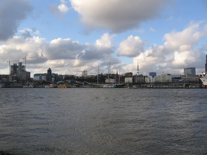 Hamburg-18.JPG - Bis weit ins 19. Jahrhundert war Niederdeutsch die allgemeine Umgangssprache in der Stadt. Dann wurde es vom Hochdeutschen immer stärker zurückgedrängt und verschwand um die Mitte des 20. Jahrhunderts schließlich weitgehend aus dem öffentlichen Gebrauch.