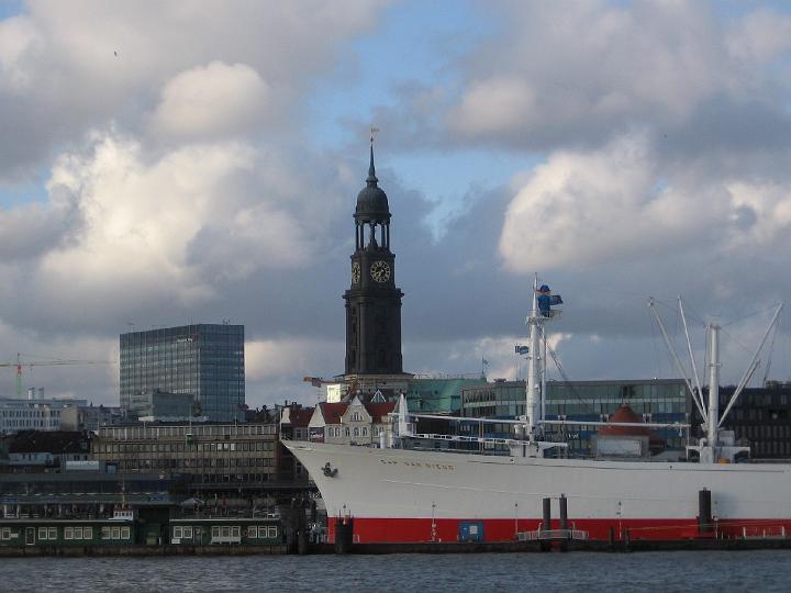Hamburg-20.JPG - Die Stadtansicht wird geprägt durch die Türme der fünf Hauptkirchen St. Petri, St. Jacobi, St. Katharinen und St. Michaelis („Michel“), dem Wahrzeichen der Stadt, sowie die als Mahnmal für den Zweiten Weltkrieg erhalten gebliebene Turmruine von St. Nikolai.
