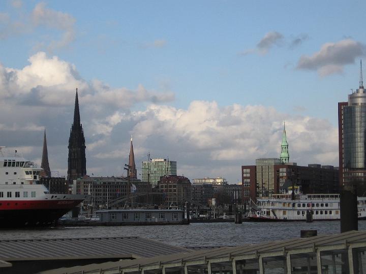 Hamburg-21.JPG - Wenig bekannt ist, dass der Turm das höchste konventionelle Gebäude der Stadt ist und von 1874 bis 1876 das höchste weltweit war. Sechster Turm und weltliches Gegenstück zu den Kirchen ist der Rathausturm.