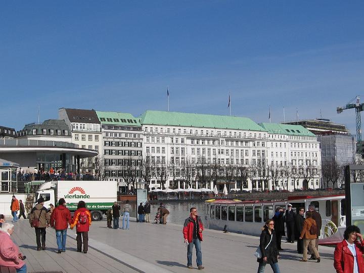 Hamburg-24.JPG - Die Alster wird im Stadtzentrum zu einem künstlichen See aufgestaut. Dieser teilt sich in die größere Außenalster und die kleinere, vom historischen Kern der Stadt umschlossene Binnenalster.