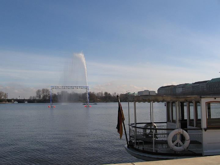 Hamburg-25.JPG - Die Zuflüsse zur Alster wie die Alster selbst sind im Stadtgebiet zum Teil kanalisiert. Die zahlreichen Fleete, Flüsschen und Kanäle der Stadt werden von mehr als 2500 Brücken überspannt.