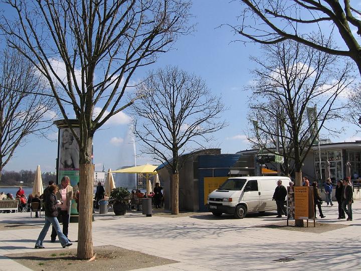 Hamburg-28.JPG - Zurückgehend auf das Hamburger Stadtrecht des 13. Jahrhunderts dürfen Hanseaten keine Auszeichnungen „fremder Herren“ annehmen. So lehnte der Hamburger Senator und Bundeskanzler Helmut Schmidt mehrfach die Annahme des Bundesverdienstordens ab.