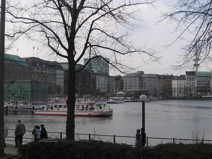 Hamburg-31.JPG - Durch schwere Bombardierungen im Zweiten Weltkrieg wurden ganze Stadtteile vollständig zerstört, so dass heute verhältnismäßig wenig zusammenhängende Quartiere aus alten Gebäuden in Hamburg zu finden sind