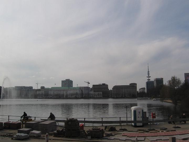 Hamburg-32.JPG - Die nordöstliche Innenstadt wird von Fleeten und Kanälen durchzogen, die über die Binnenalster das Zentrum mit dem Hafen verbinden und früher als Transportwege elementarer Bestandteil der Hamburger Wirtschaft waren.