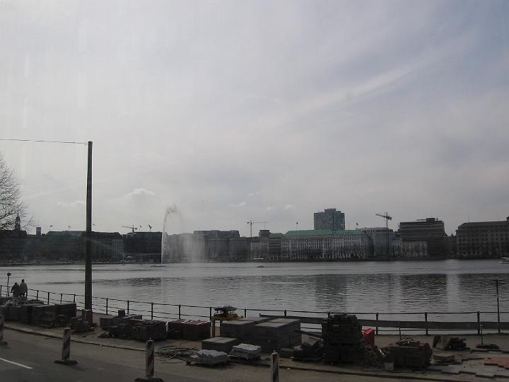 Hamburg-33.JPG - Am Hafen und entlang der Elbe befinden sich zahlreiche Sehenswürdigkeiten wie die Speicherstadt, die Landungsbrücken, der Alte Elbtunnel, der Hamburger Fischmarkt mit der Fischauktionshalle sowie das Blankeneser Treppenviertel.