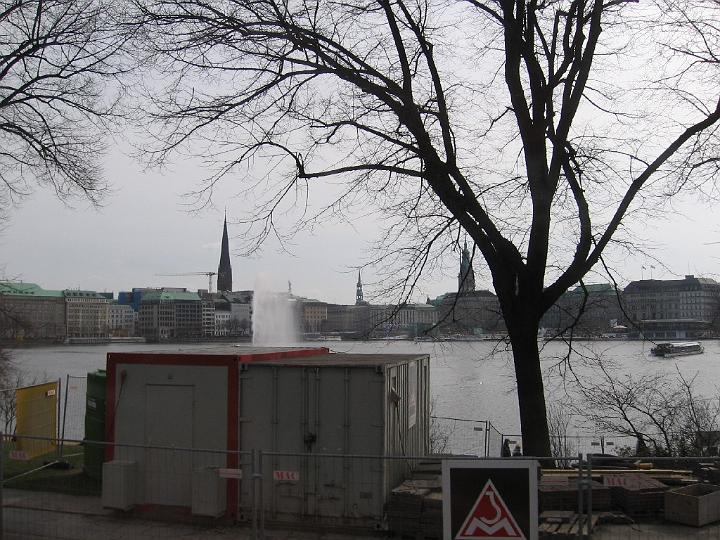 Hamburg-35.JPG - Bedeutende Sportstätten Hamburgs sind das traditionsreiche Volksparkstadion  das Millerntor-Stadion und die Jahnkampfbahn im Hamburger Stadtpark.