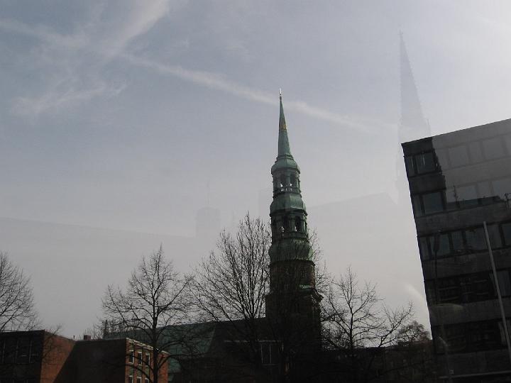 Hamburg-36.JPG - Hamburg bietet zu jeder Jahreszeit Veranstaltungen für die verschiedensten Geschmäcker, wie den allsonntäglichen Hamburger Fischmarkt und den Hamburger Dom.