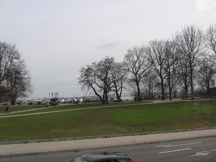 Hamburg-43.JPG - Der Hamburger Hafen, auch „Deutschlands Tor zur Welt“ genannt, ist der größte Seehafen in Deutschland und, der zweitgrößte in Europa und achtgrößte weltweit.