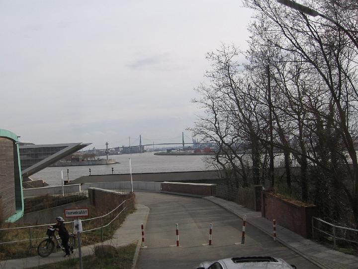 Hamburg-44.JPG - Die Niederelbe verbindet Hamburg direkt mit dem offenen Meer, der Nordsee. Seeschiffe können den Hamburger Hafen von dort und von der Ostsee über den elbabwärts gelegenen Nord-Ostsee-Kanal erreichen.