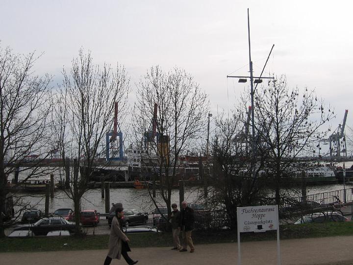 Hamburg-45.JPG - Hamburg ist die Stadt mit den meisten Millionären Deutschlands. Aus alter Hamburger Tradition geben die reichen Bürger als Mäzen ihrer Stadt etwas von ihrem Reichtum zurück.