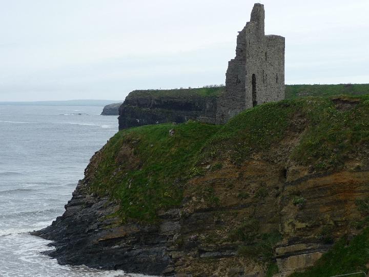 Ballybunion-03.JPG - Zu den Sehenswürdigkeiten der Umgebung gehört eine Burg, von der nur eine Mauer erhalten ist.