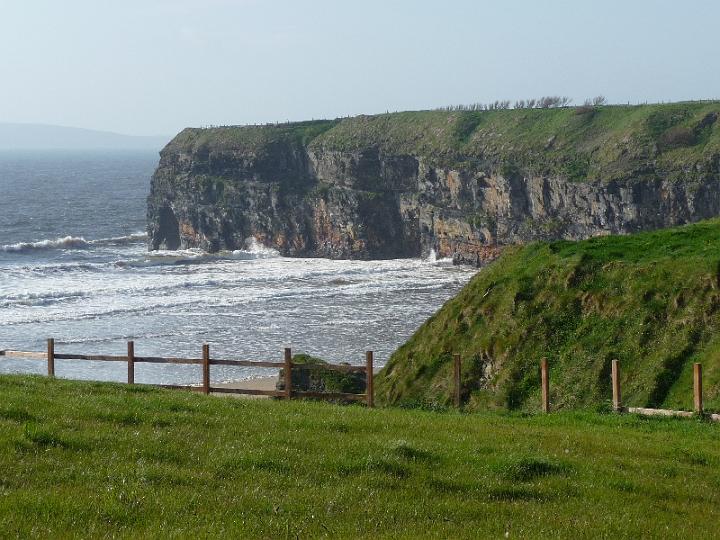 Ballybunion-04.JPG - Dazu gibt es schöne Wanderwege entlang der mitunter sehr steilen Klippen, von wo aus manherrliche Ausblicke hat.