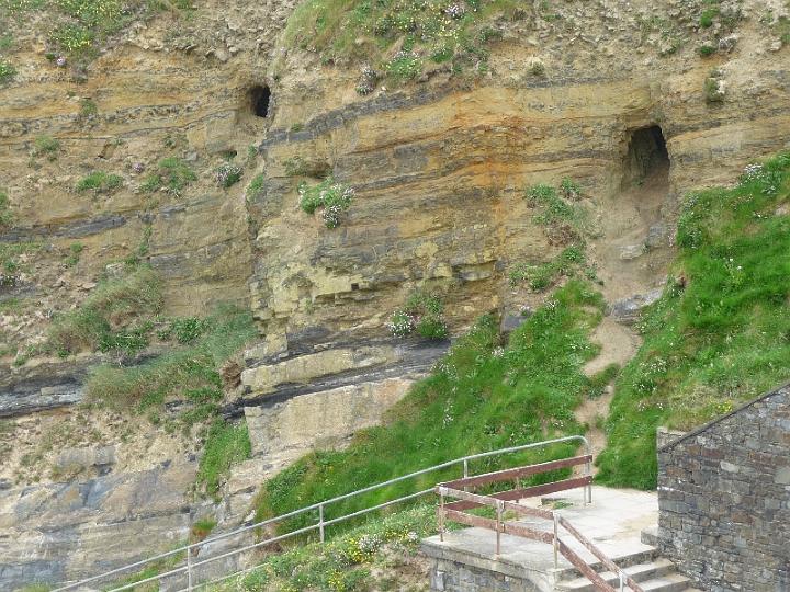 Ballybunion-05.JPG - Man kann auch von den Gezeiten ausgebildete Höhlen auf diese Runde besichtigen.